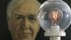Электрическую лампу накаливания изобрели в россии Когда появилась первая лампочка