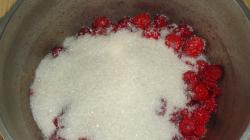 How to make delicious raspberry jam: three ways