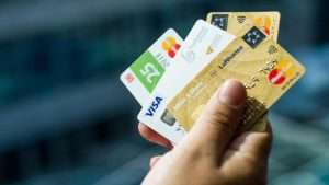 kreditnye-karty-vysylaemye-bankami-personalizacija-innovacii-i-otvetstvennoe-ispolzovanie