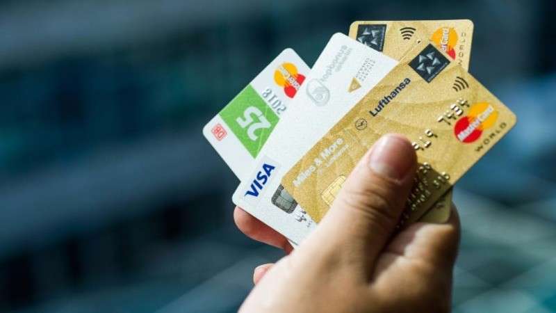 kreditnye-karty-vysylaemye-bankami-personalizacija-innovacii-i-otvetstvennoe-ispolzovanie